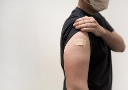 Nemocnice začnou v tomto týdnu očkovat novou vakcínou proti covidu-19
