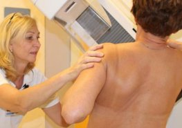 Karcinom prsu postihuje i mladé ženy, nejdůležitější je pro ně samovyšetřování