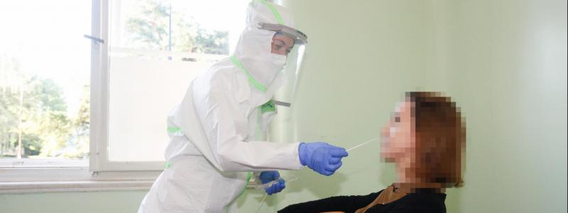 Zájem o testování se zvyšuje, laboratoře vyšetřují stovky vzorků denně. Důležitá je registrace v on-line systému